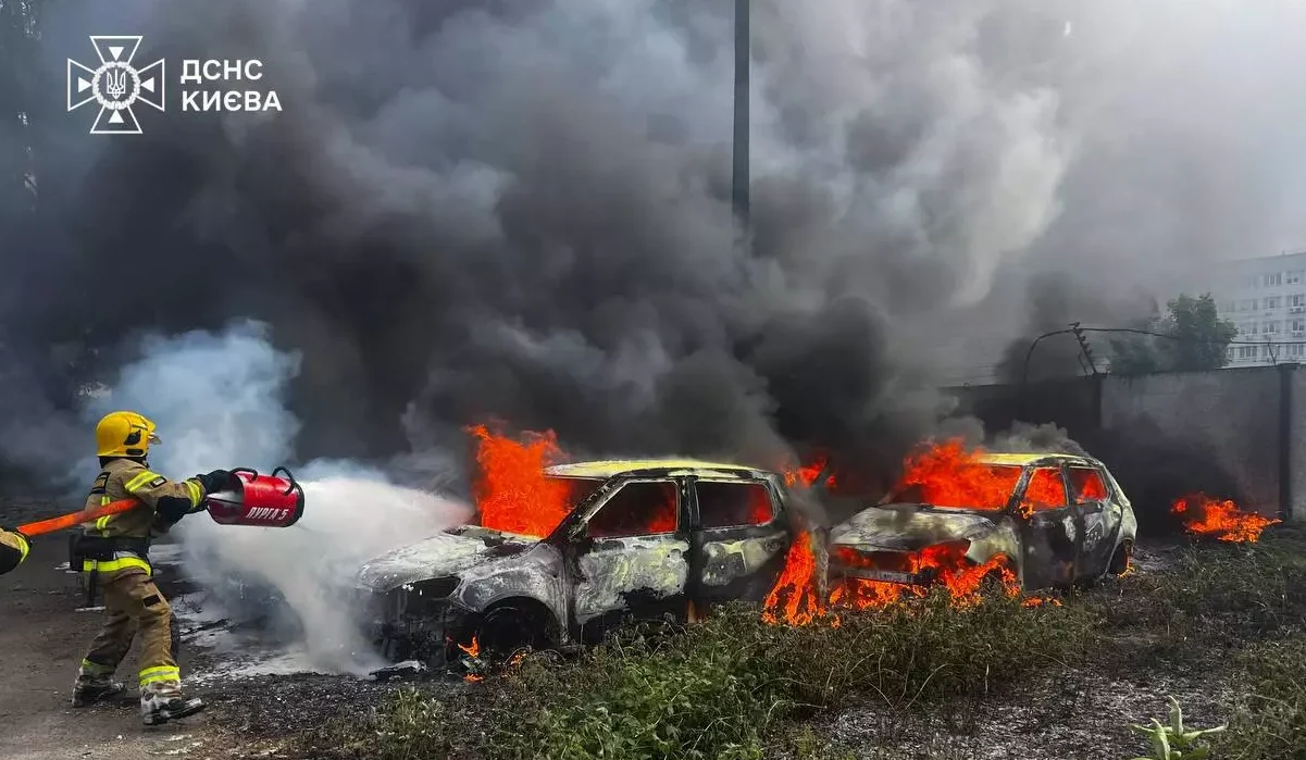 Пожежа на Оболоні перекинулась на шість автівок. Фото: ДСНС