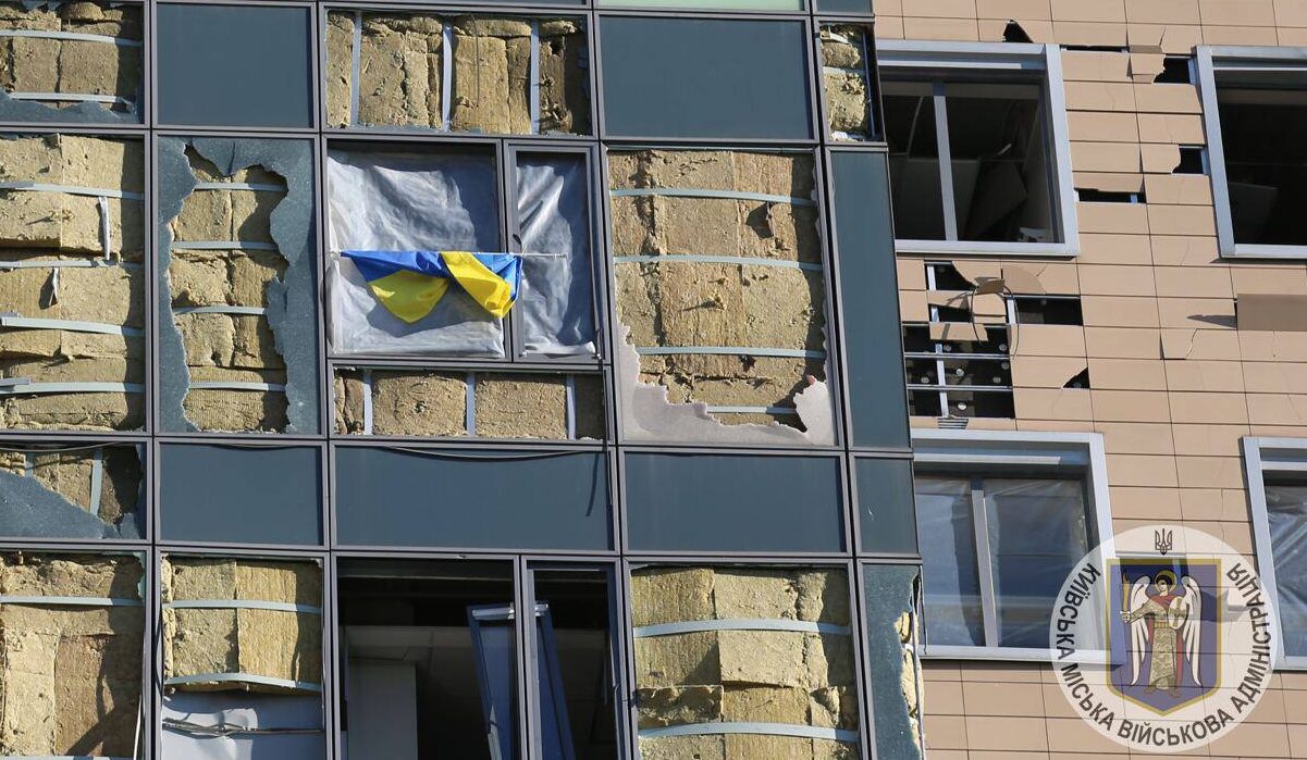 Наслідки обстрілу по Києву продовжують усувати: роботи тривали всю ніч
